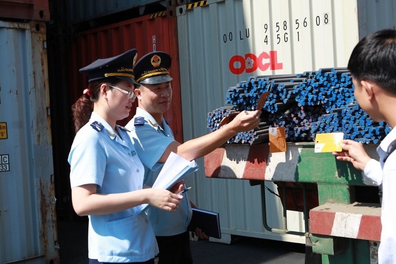 Công chức hải quan giám sát trực tiếp